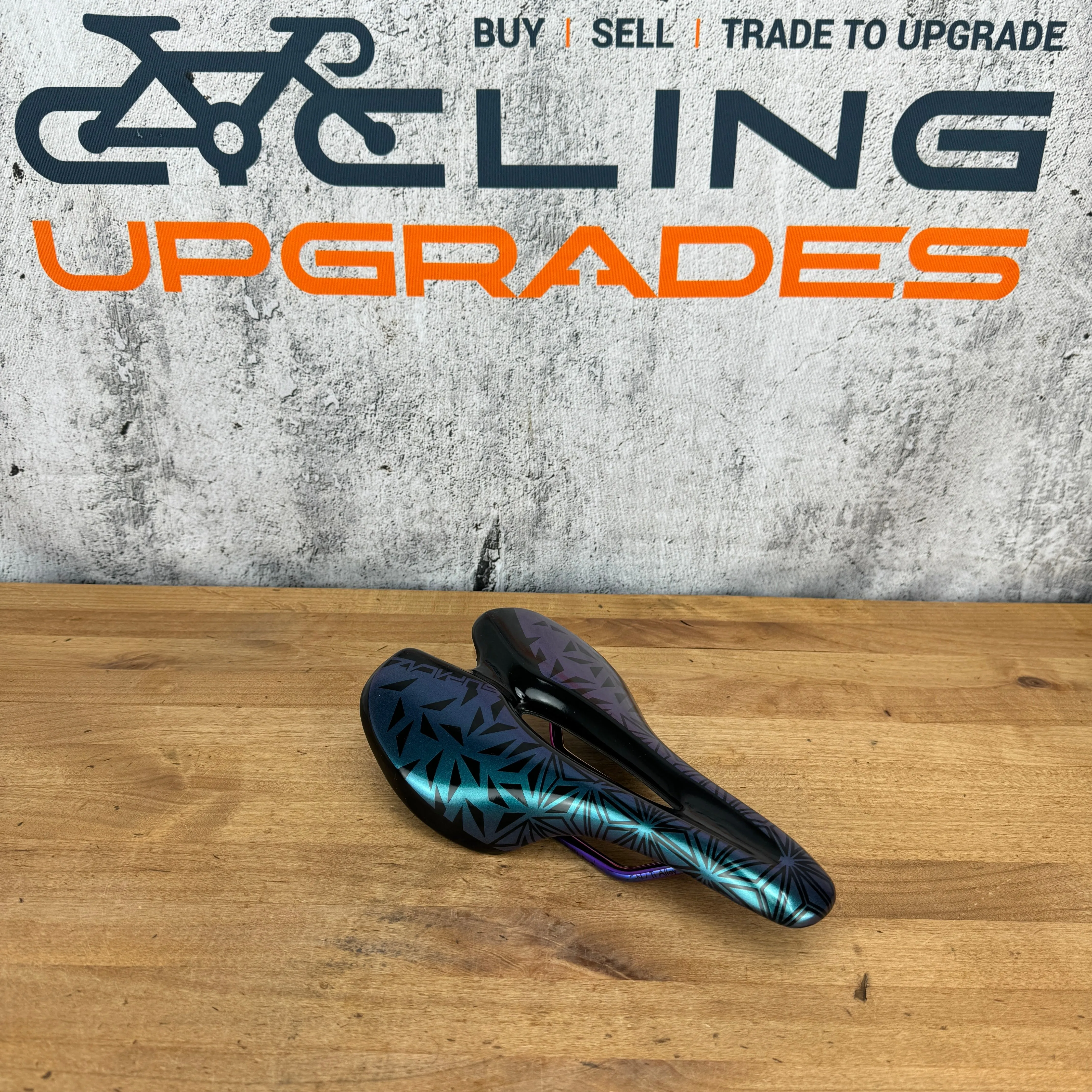 Mint! Supacaz Ignite Ti 7x7mm Titanium Rails 143mm Bike Saddle Oil Slick 253g