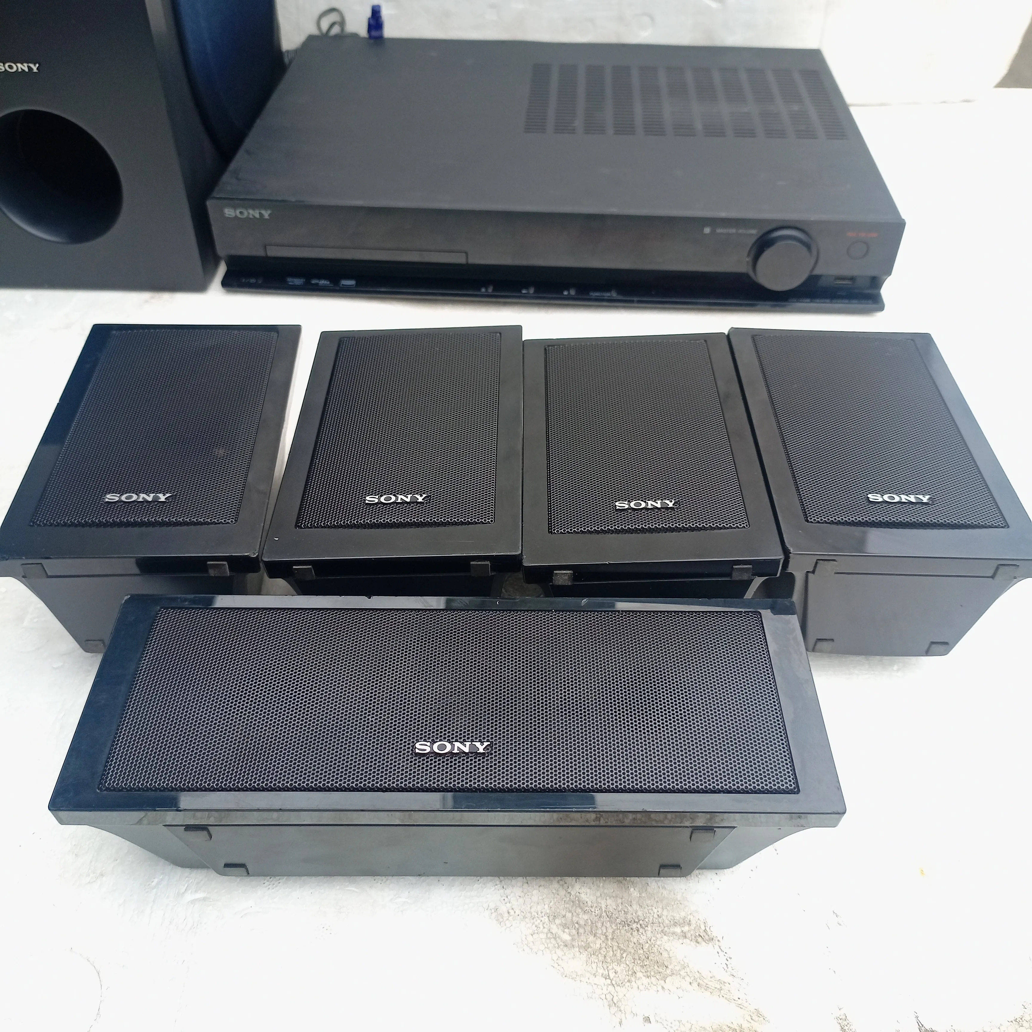 Sony DAV-TZ330 5.1Ch 1000 watts DVD Home Theater System - London Used