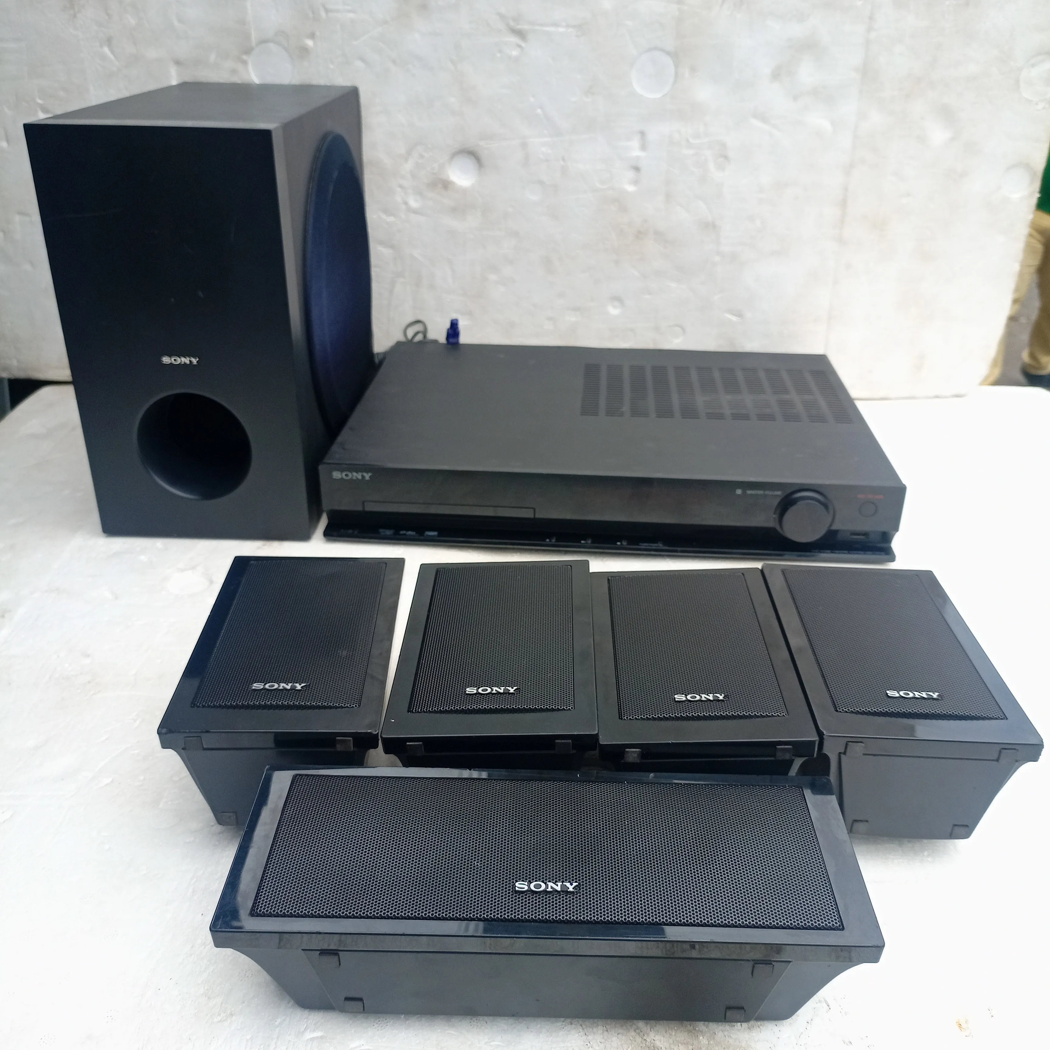 Sony DAV-TZ330 5.1Ch 1000 watts DVD Home Theater System - London Used